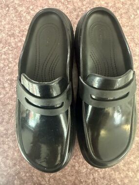 CROCS women’s Black Slip-On Work Loafers